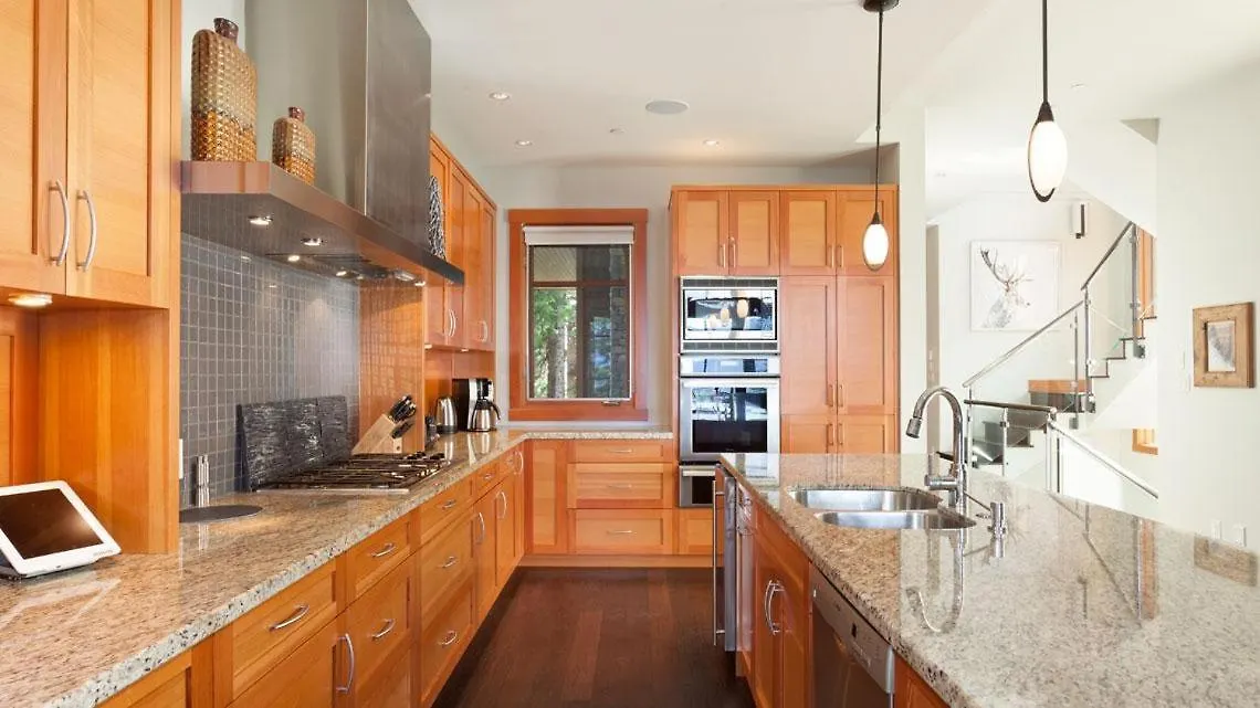 Kadenwood 2939 | Luxury Ski Chalet W/ Hot Tub, Media Room, Steam Room, Stunning Views Whistler Holiday home
