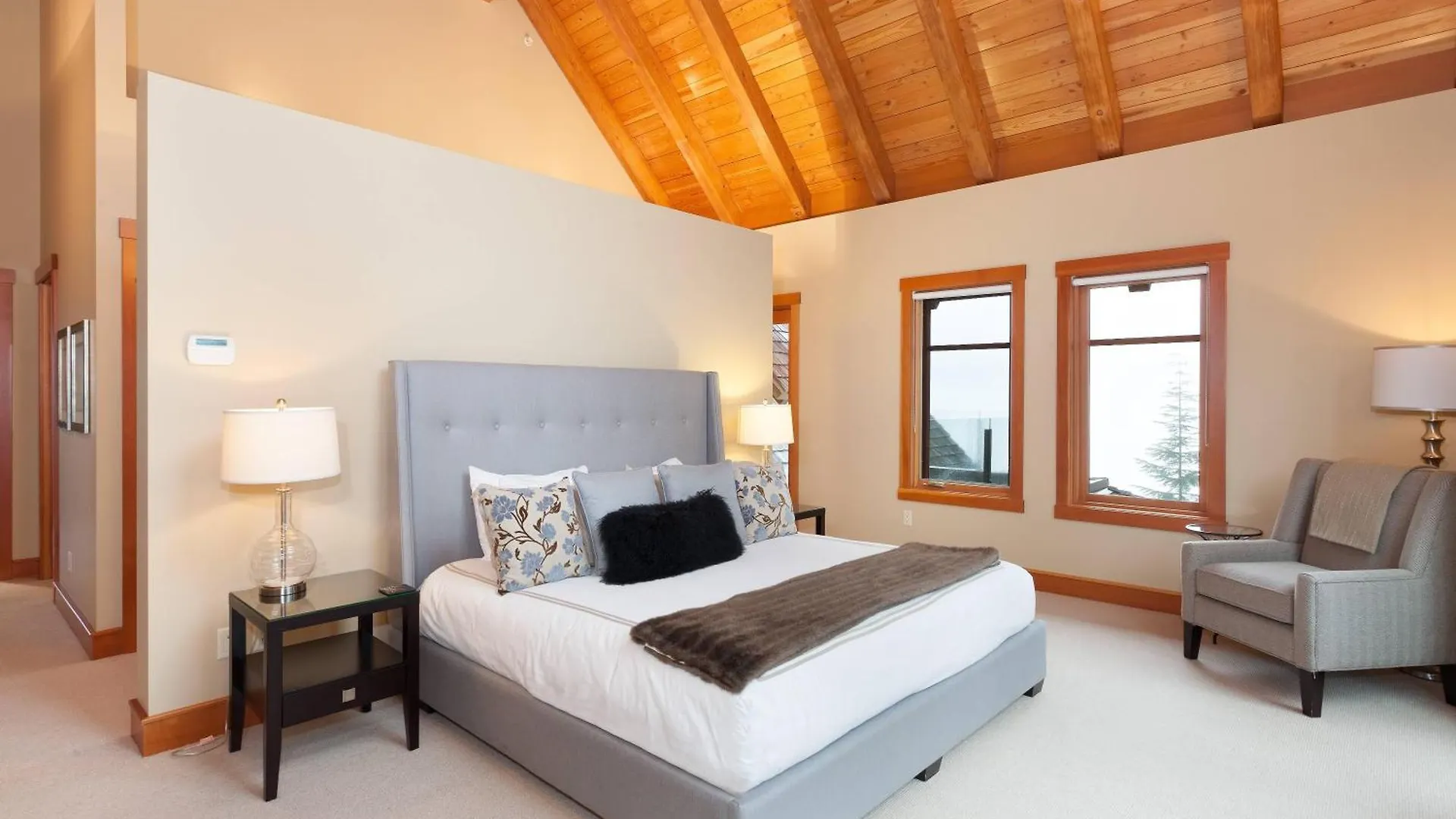Kadenwood 2939 | Luxury Ski Chalet W/ Hot Tub, Media Room, Steam Room, Stunning Views Whistler Holiday home